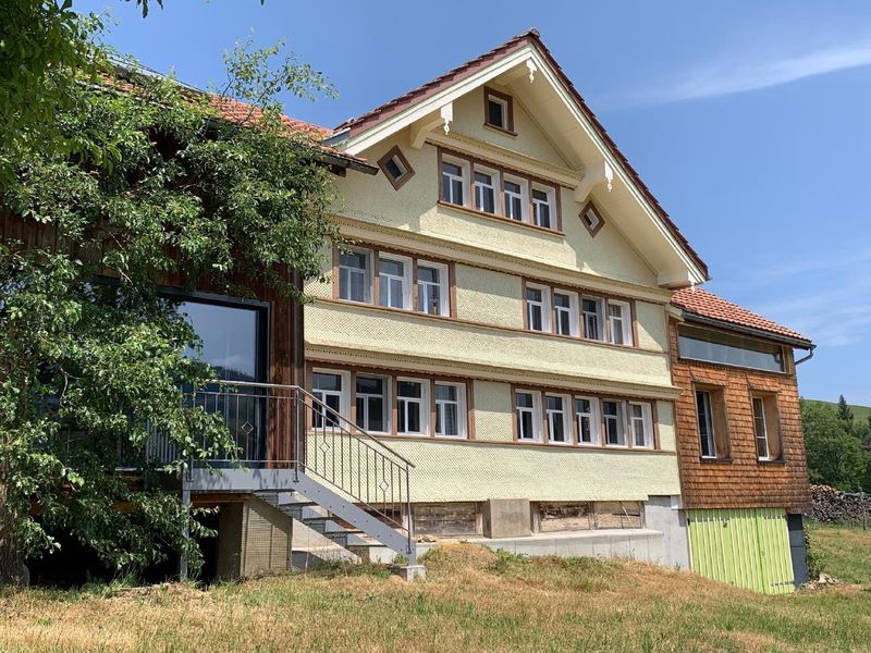 Schmuckfassade auf Südseite mit Blick auf Schönengrund (Appenzellerland)