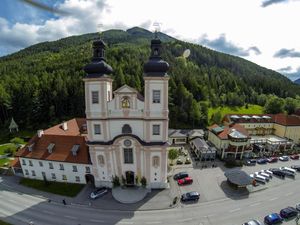 Kirchenwirt und Kirche