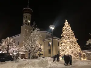 Kirchplatz mit Weihnachtsbaum Kirchplatz mit Weihnachtsbaum