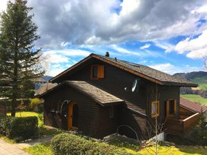 Chalet Muse mit Fühlingsprimeln.