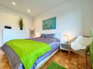 Schlafzimmer mit viel Stauraum