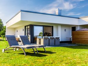 großzügige Terrasse mit abgeschlossenem großzügigem Garten