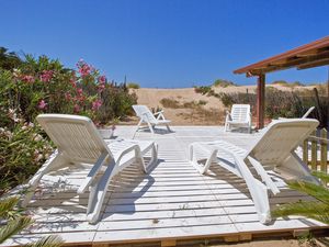 Der ausgestattete Außenbereich liegt direkt am Strand