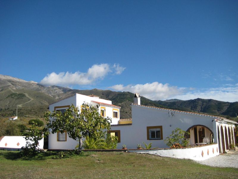 Außenansicht des Gebäudes. Casa Siete Arcos: eine geräumige Villa mit Pool und Innenhof