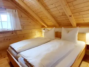 Schlafzimmer mit Doppelbett