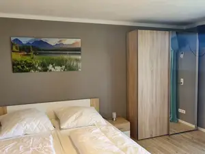 Wohn- Schlafraum mit Doppelbett 180 x 200 cm