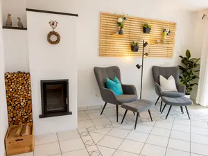 Wohnbereich mit Sitzecke und Kamin