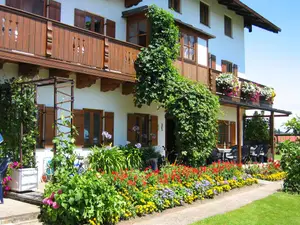 Garten mit überdachtem Freisitz