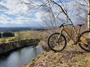 Die Landschaft lädt zu Fahrrradtouren ein. Hier am Steinbruch bei Längenau...