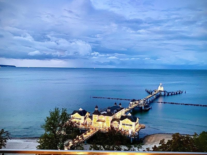 Ausblick aus dem Fenster. Abendlicher Blick von der Loggia auf die Seebrücke von Sellin