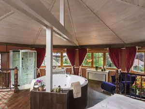 SPA Suite mit Whirlpool und Dampfdusche