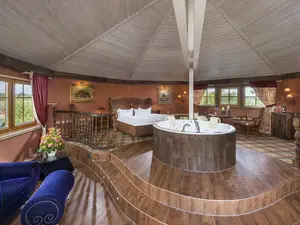 SPA Suite mit Blick auf Whirlpool und Doppelbett