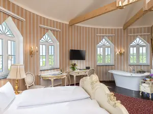 Turm Suite mit freisthender Badewanne und 270 Grad Rundblick