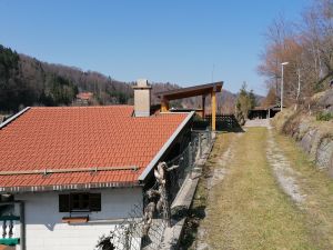 Zufahrt zum Haus mit Motorradcarport