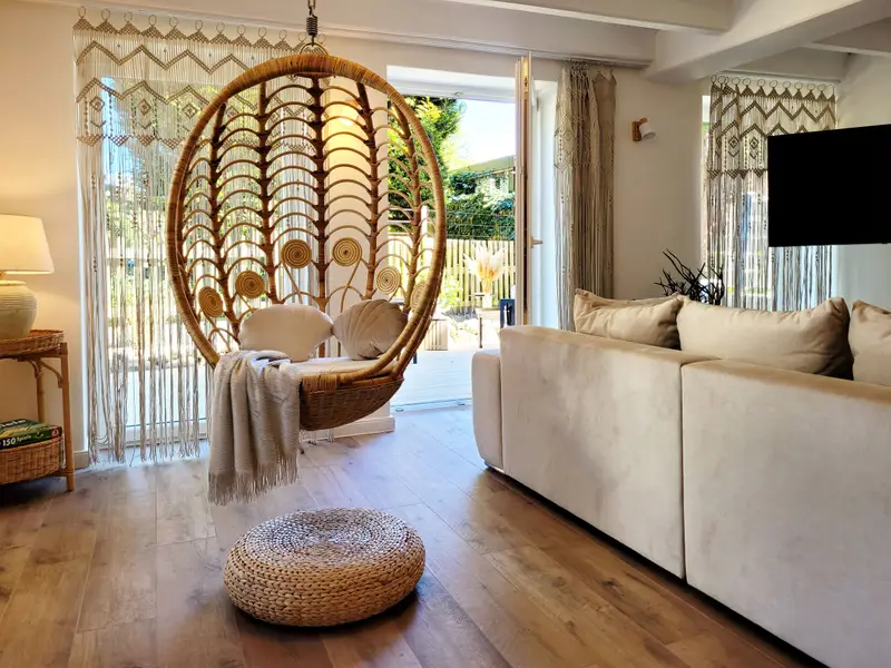 Gemütlicher Hängesessel im Wohnzimmer