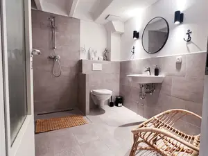 Modernes Badezimmer mit Dusche