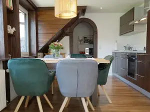 Offener Wohn-Essbereich mit Küchenzeile