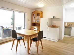 offener Wohn-Essbereich mit Küchenzeile