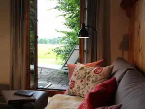 Kuschelecke mit Blick auf Wiesen und Berge ...