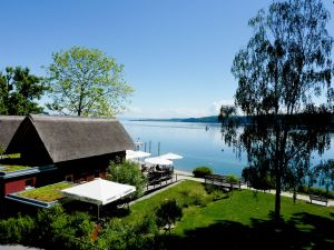 Seepromenade Sipplingen mit Restaurant Seehaus