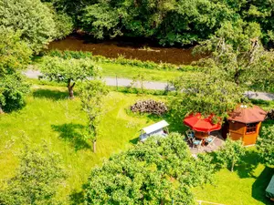 Garten mit Sitzmöglichkeiten am Bach Garten mit Sitzmöglichkeiten am Bach
