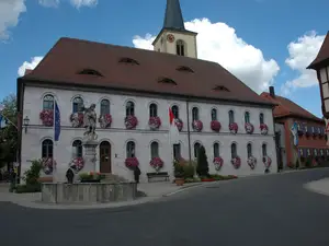 Der Brunnen und die InfoVinothek in Sommerach Der Brunnen und die InfoVinothek in Sommerach