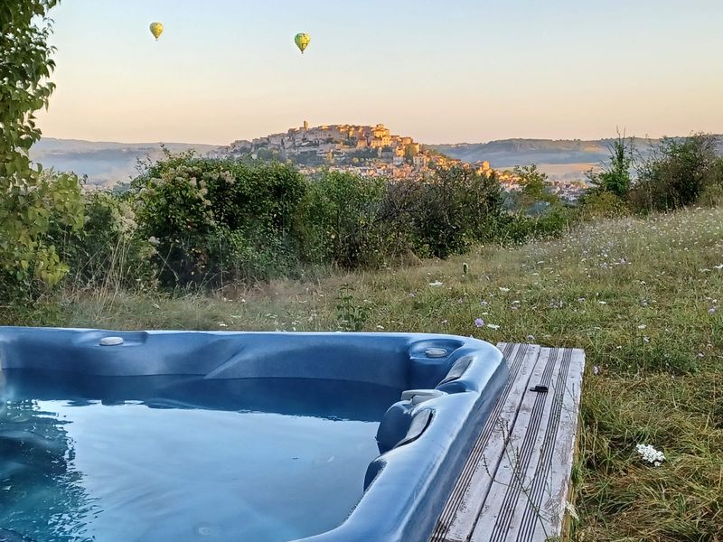 le spa avec la vue sur le village de Cordes