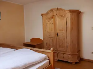 Schlafzimmer mit Kleiderschrank