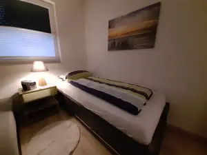 Gemütliches Einzelbett im Schlafzimmer Gemütliches Einzelbett im Schlafzimmer