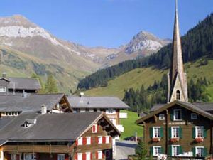 Aussicht aus der Wohnung auf den Dorfplatz