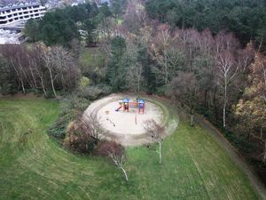 Blick auf den Spielplatz im Herbst