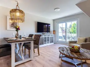 1 Wohnzimmer und Esstisch