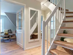 3 Eingangsbereich mit Blick zum Wohnzimmer