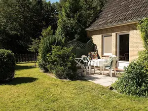 Sonniger Garten mit Terrasse der unteren Wohnung Sonniger Garten mit Terrasse der unteren Wohnung