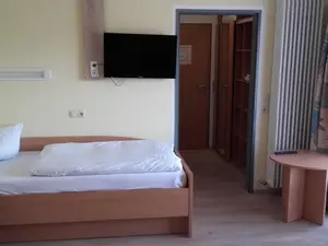 Blick ins Zimmer, gegenüber der drei anderen Betten