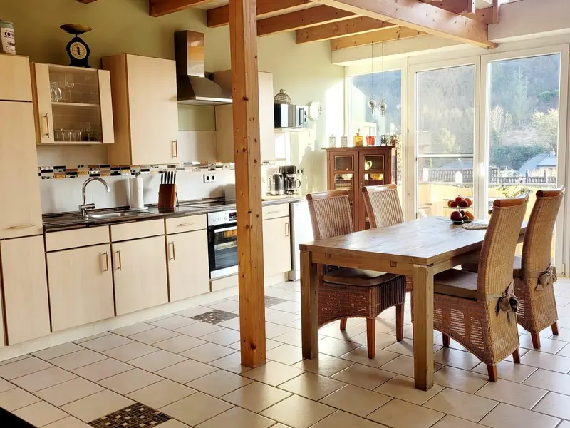 Wohnen auf zwei Ebenen mit Fensterfront ins Grüne