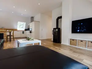 großer, heller Wohnraum mit Kamin