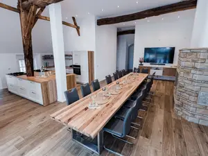 Wohnzimmer mit Esstisch der Ferienwohnung Weitblick