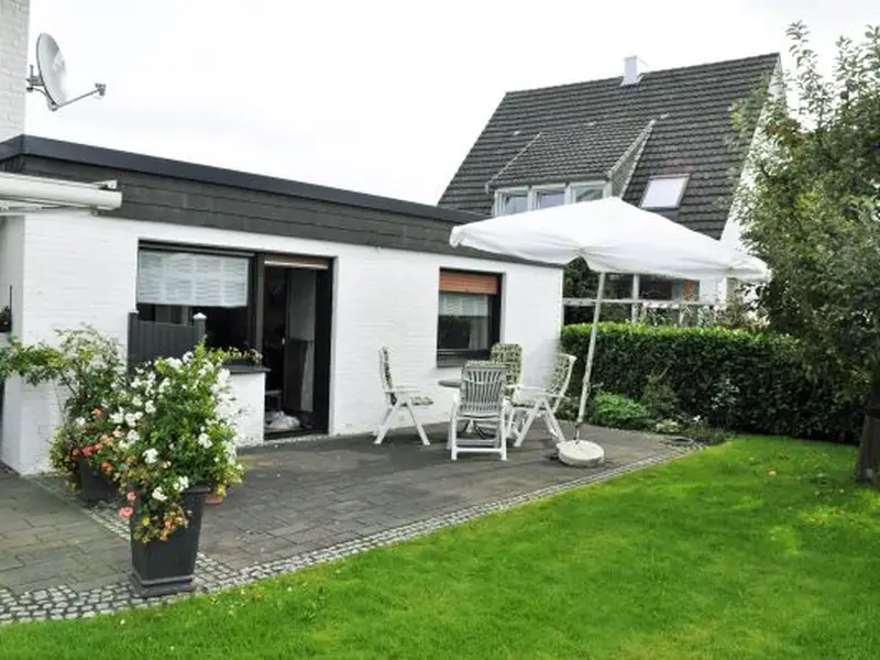 Aussenansicht mit Terrasse Aussenansicht mit Terrasse