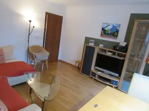 Gemütliches Wohnzimmer mit großem Ecksofa und Flachbildfernsehen Gemütliches Wohnzimmer mit großem Ecksofa und Flachbildfernsehen