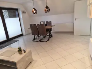 Schöner Holztisch im Wohnbereich