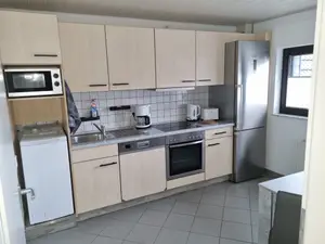 Gut ausgestattete Holzküche