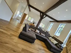 Der helle und große Wohnraum mit großem Sofa