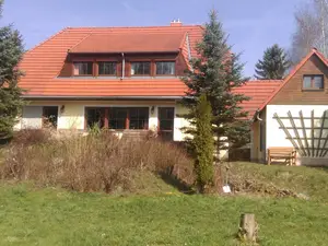 Haus von einem riesigem Garten umgeben Haus von einem riesigem Garten umgeben