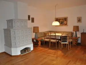 Wohnzimmer mit Sitzecke und Kachelofen