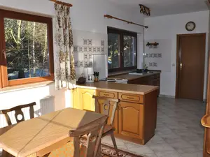 gemütliche Wohnküche mit Sitzgelegenheit