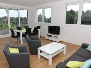 Wohn- und Essbereich mit Blick auf die Terrasse des Kapitänsdeck