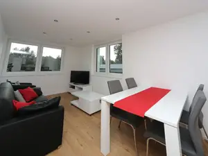 Wohnbereich mit Blick aus dem Fenster