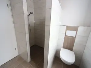 Bad mit Dusche und Toilette