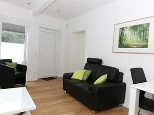 Sofa mit Blick zur Eingangstür